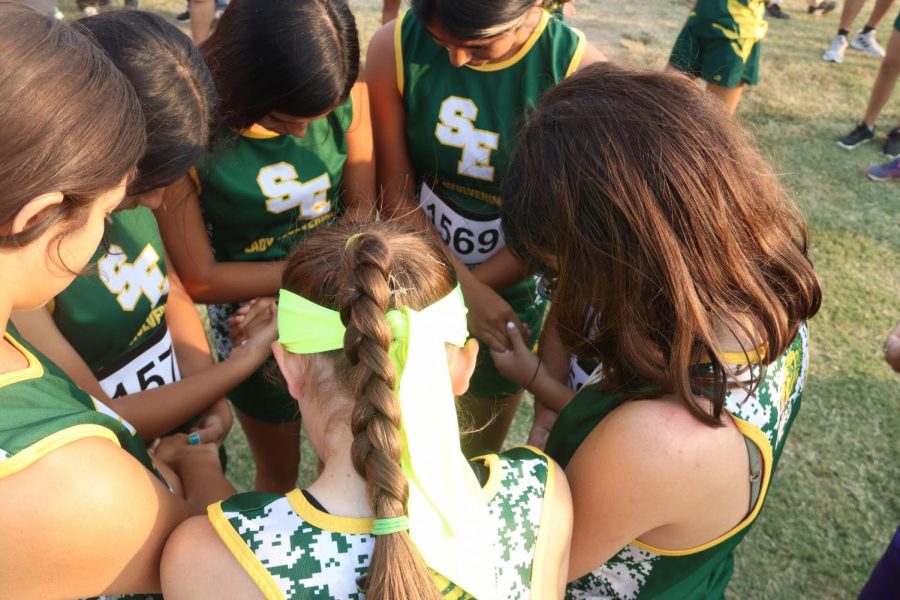 Varsity girls praying before the race