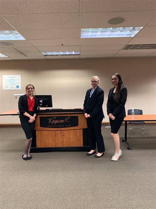 SE Congressional Debaters Lynnsey Mahler, Emma Stevenson, and Annabelle Anchondo.