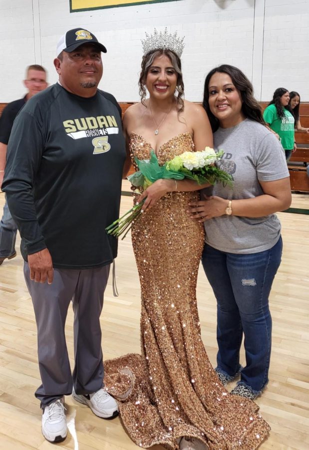 Senior and Homecoming Queen Halee Toscano with parents Gabriel Toscano and Cassandra Toscano.