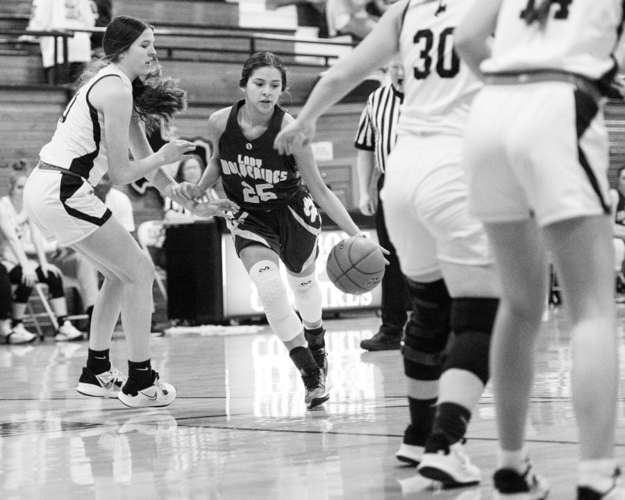 Emma Samaron driving through a crowd of Happy defenders towards the basket.